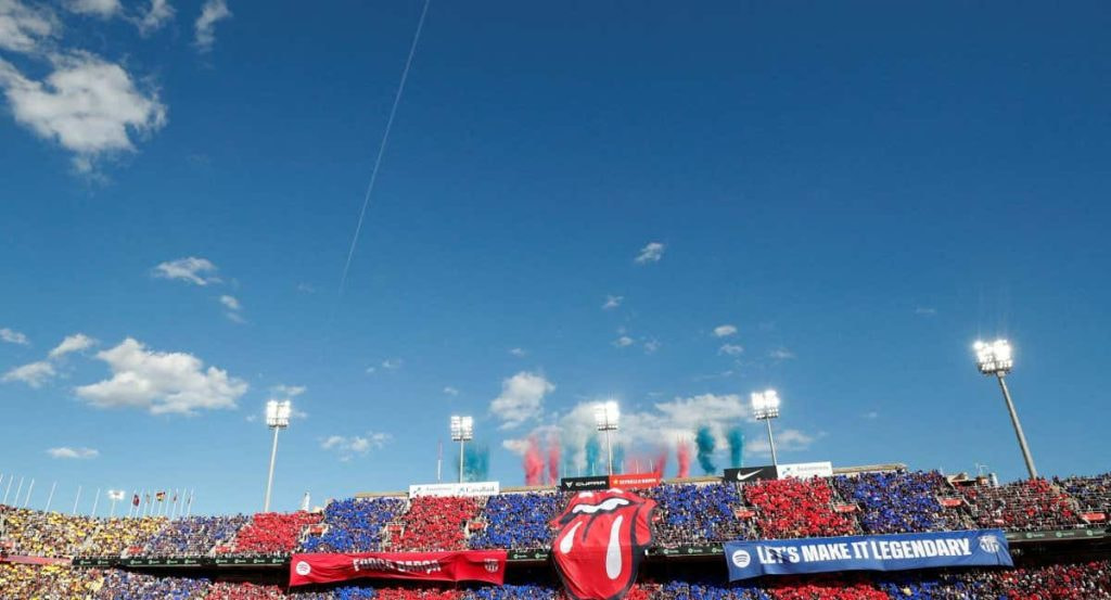 Una vista parcial del Estadio Olímpico de Montjuic, donde el Barcelona presentó su camiseta con el logo de los Rolling Stones.