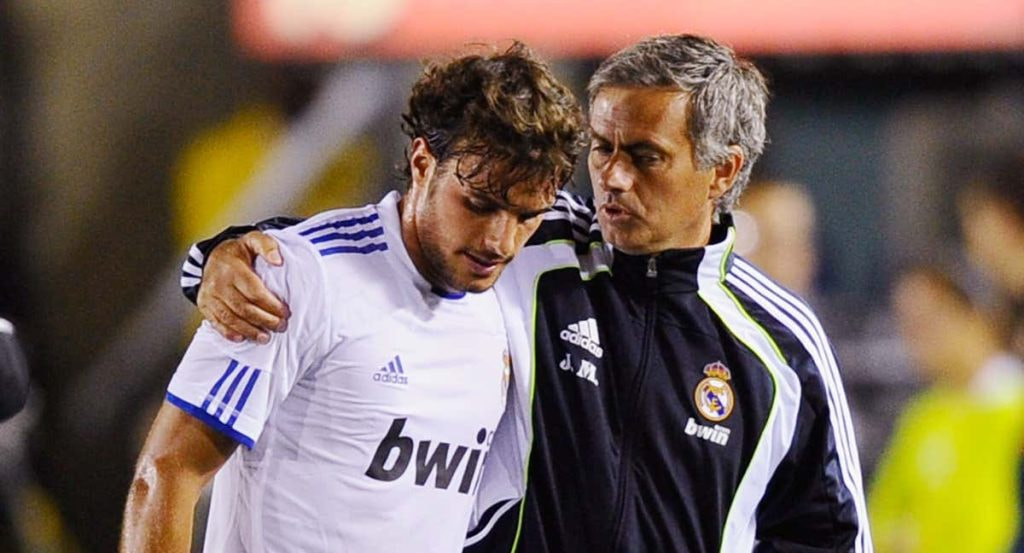 José Mourinho habla con Pedro León durante un partido.