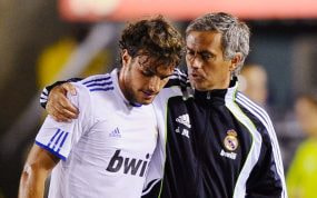 José Mourinho habla con Pedro León durante un partido.