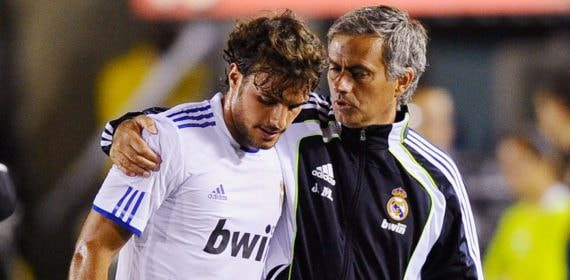 José Mourinho habla con Pedro León durante un partido.
