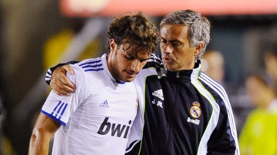 José Mourinho habla con Pedro León durante un partido.