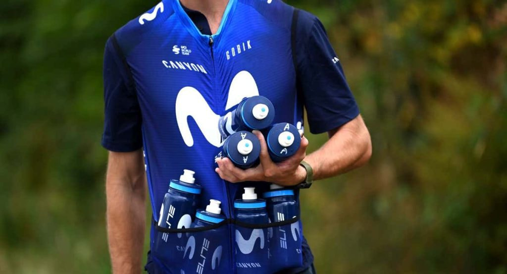 Un auxiliar del equipo Movistar espera para proporcionar bidones a sus ciclistas.