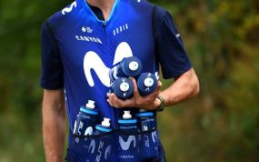 Un auxiliar del equipo Movistar espera para proporcionar bidones a sus ciclistas.