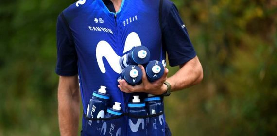 Un auxiliar del equipo Movistar espera para proporcionar bidones a sus ciclistas.
