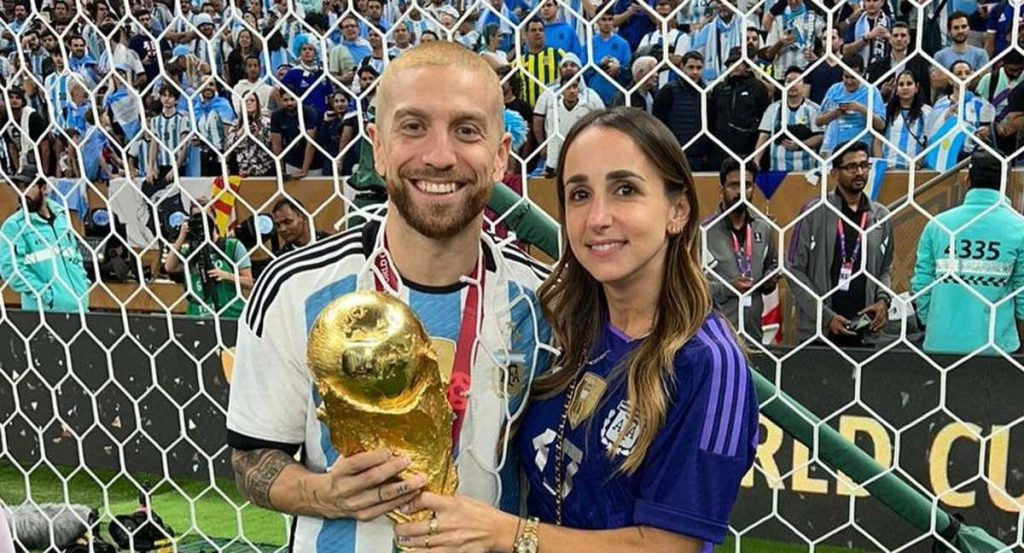 Papu Gómez y Linda Raff en la celebración del Mundial de Qatar.