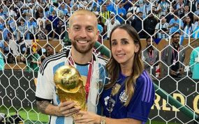 Papu Gómez y Linda Raff en la celebración del Mundial de Qatar.