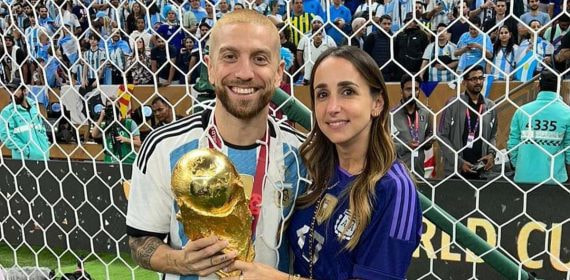 Papu Gómez y Linda Raff en la celebración del Mundial de Qatar.
