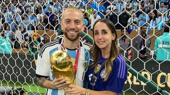 Papu Gómez y Linda Raff en la celebración del Mundial de Qatar.