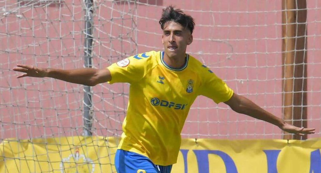 Pau Ferrer celebra un gol con Las Palmas Atlético.