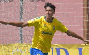 Pau Ferrer celebra un gol con Las Palmas Atlético.
