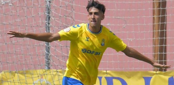 Pau Ferrer celebra un gol con Las Palmas Atlético.