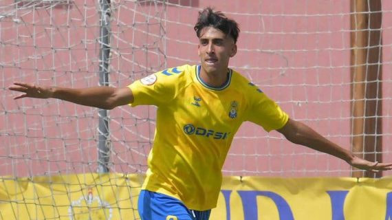 Pau Ferrer celebra un gol con Las Palmas Atlético.