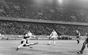 El Liverpool marca el gol de la victoria contra el Real Madrid en la final de la Copa de Europa de 1981.