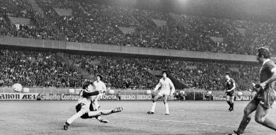 El Liverpool marca el gol de la victoria contra el Real Madrid en la final de la Copa de Europa de 1981.