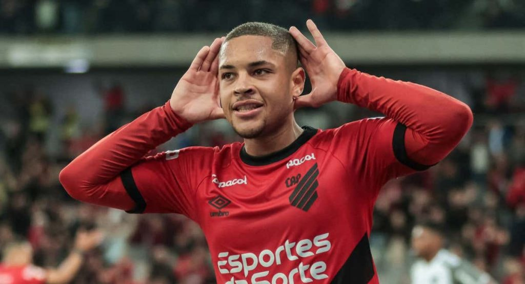 Vitor Roque celebra un gol con Athletico Paranaense.