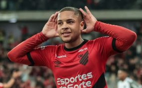 Vitor Roque celebra un gol con Athletico Paranaense.