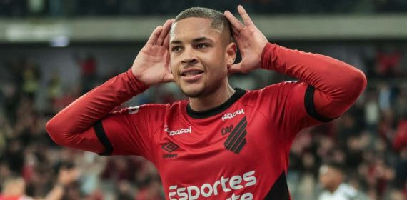 Vitor Roque celebra un gol con Athletico Paranaense.