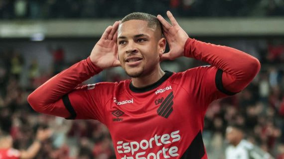 Vitor Roque celebra un gol con Athletico Paranaense.