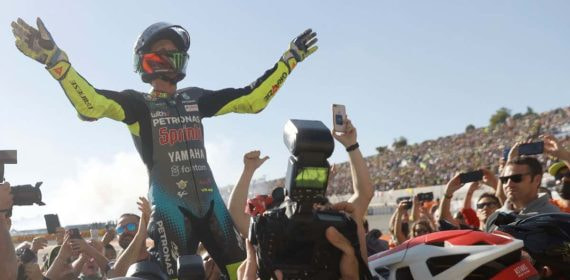 Valentino Rossi en su despedida de MotoGP.