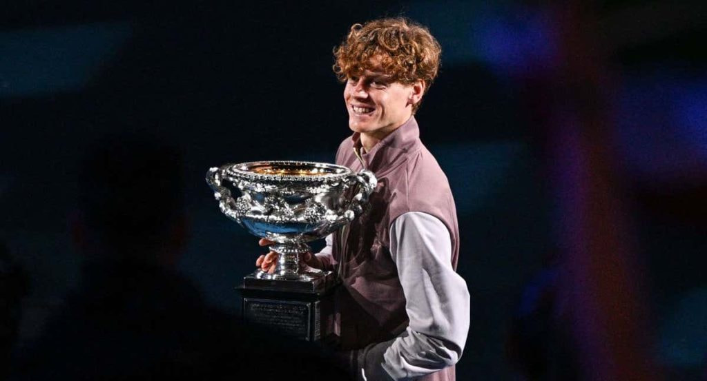 El italiano Jannik Sinner, con la copa del campeón del Open de Australia 2024.