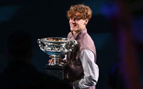 El italiano Jannik Sinner, con la copa del campeón del Open de Australia 2024.
