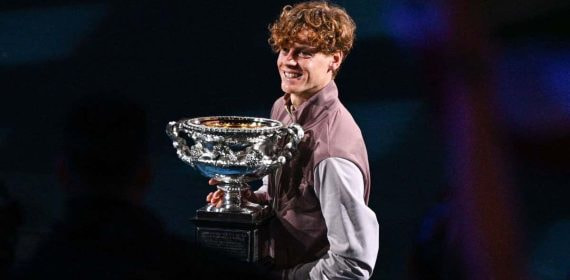 El italiano Jannik Sinner, con la copa del campeón del Open de Australia 2024.