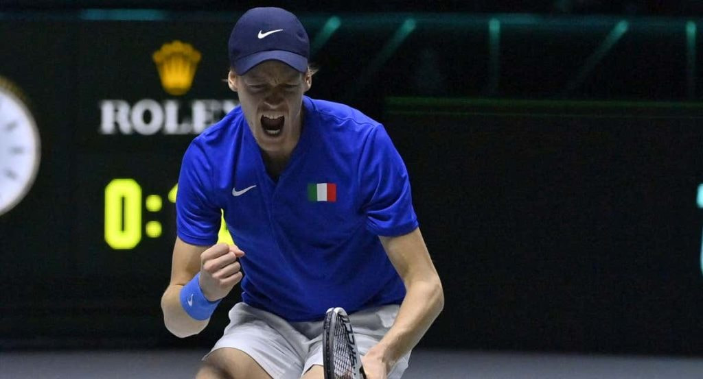 Jannik Sinner celebra un punto con Italia en la Copa Davis.