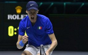 Jannik Sinner celebra un punto con Italia en la Copa Davis.