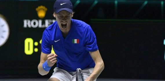 Jannik Sinner celebra un punto con Italia en la Copa Davis.