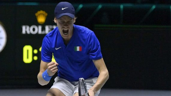 Jannik Sinner celebra un punto con Italia en la Copa Davis.