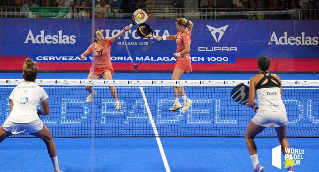 En primer plano, las jugadoras que van a recibir la bola se encuentran en posición de split step.