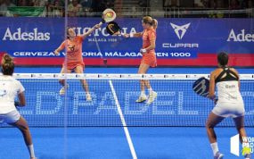 En primer plano, las jugadoras que van a recibir la bola se encuentran en posición de split step.