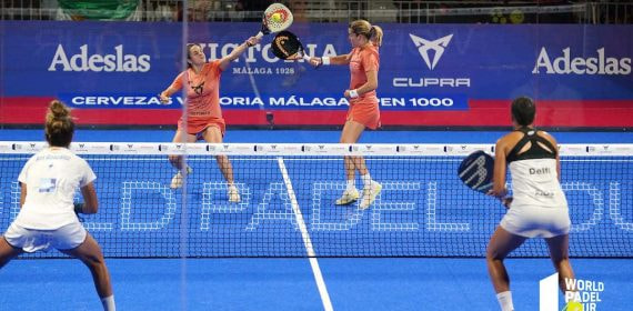 En primer plano, las jugadoras que van a recibir la bola se encuentran en posición de split step.