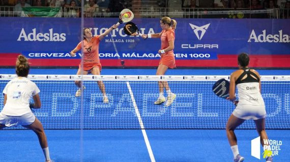 En primer plano, las jugadoras que van a recibir la bola se encuentran en posición de split step.