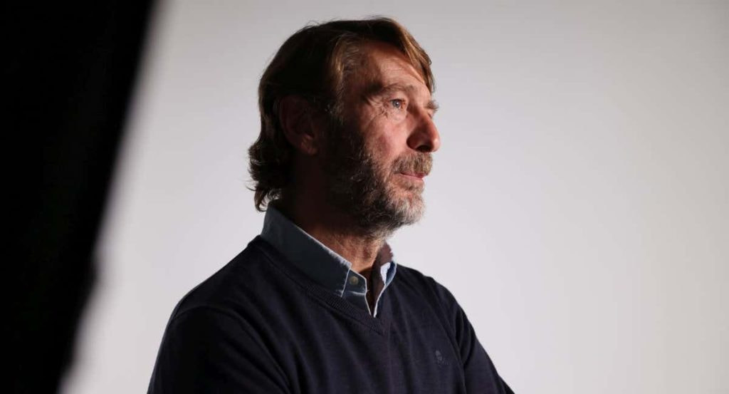 Carlos Suárez, expresidente del Real Valladolid, posa en Relevo tras la entrevista realizada.