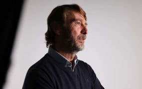 Carlos Suárez, expresidente del Real Valladolid, posa en Relevo tras la entrevista realizada.