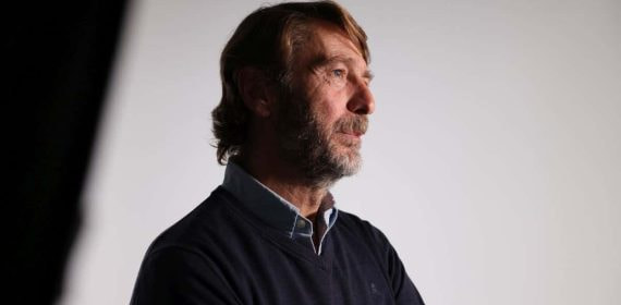 Carlos Suárez, expresidente del Real Valladolid, posa en Relevo tras la entrevista realizada.