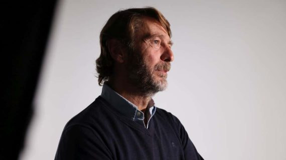 Carlos Suárez, expresidente del Real Valladolid, posa en Relevo tras la entrevista realizada.
