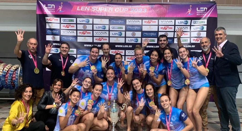 Las cuatro veces supercampeonas de Europa del Sabadell con su nueva copa.