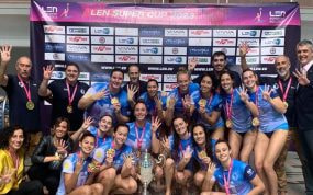 Las cuatro veces supercampeonas de Europa del Sabadell con su nueva copa.