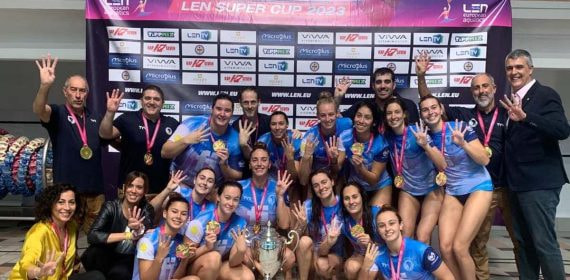 Las cuatro veces supercampeonas de Europa del Sabadell con su nueva copa.