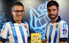 Zuhaitz Gurrutxaga junto a Ander Izagirre, con el libro 'Subcampeón'.