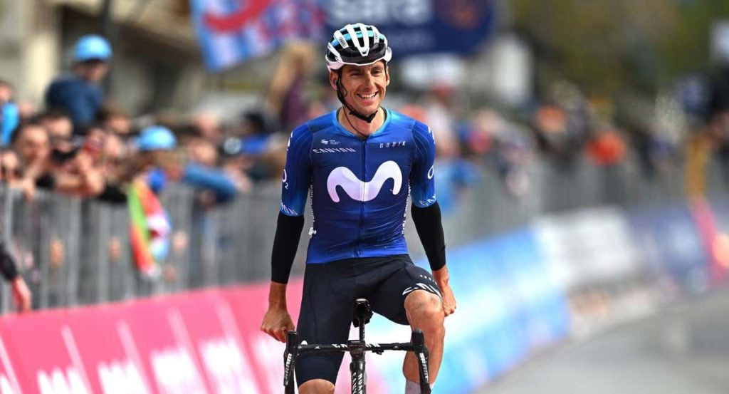 Carlos Verona celebra la victoria de Einer Rubio en la 13ª etapa del Giro de Italia 2023.