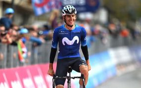 Carlos Verona celebra la victoria de Einer Rubio en la 13ª etapa del Giro de Italia 2023.