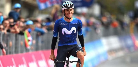 Carlos Verona celebra la victoria de Einer Rubio en la 13ª etapa del Giro de Italia 2023.