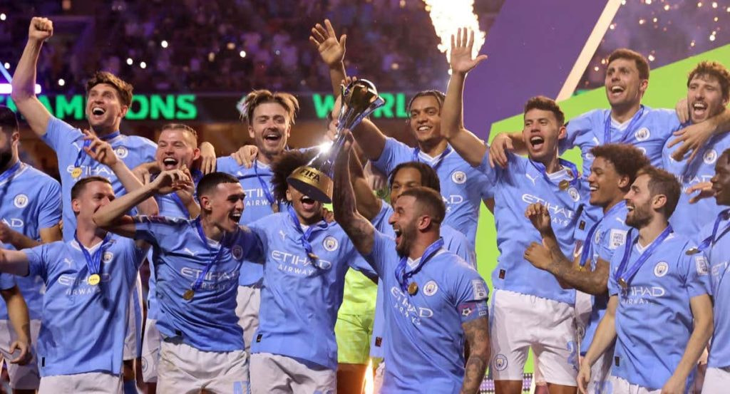 Walker levanta el trofeo de campeón del mundo de clubes en Jeddah.