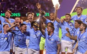 Walker levanta el trofeo de campeón del mundo de clubes en Jeddah.