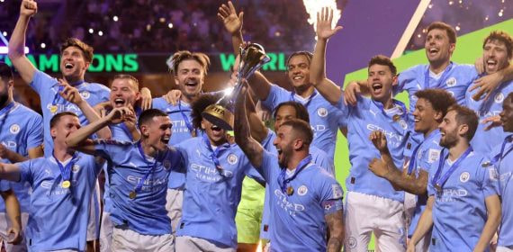 Walker levanta el trofeo de campeón del mundo de clubes en Jeddah.
