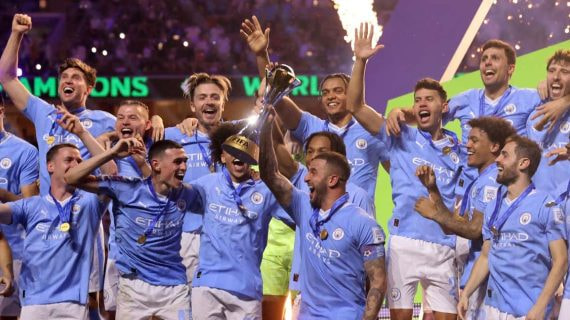 Walker levanta el trofeo de campeón del mundo de clubes en Jeddah.