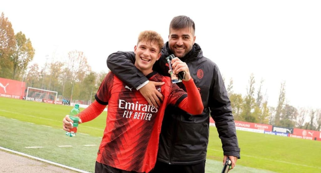 David Rodríguez con uno de sus jugadores.